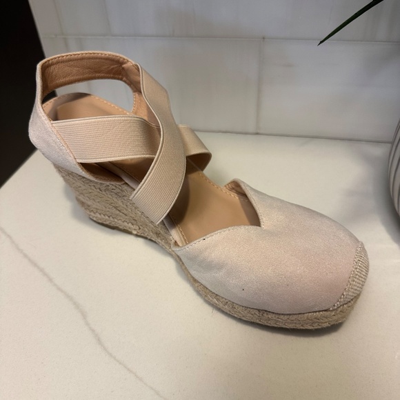Coutgo Cream Wedge Shoe-Size 9.5 - Picture 6 of 8